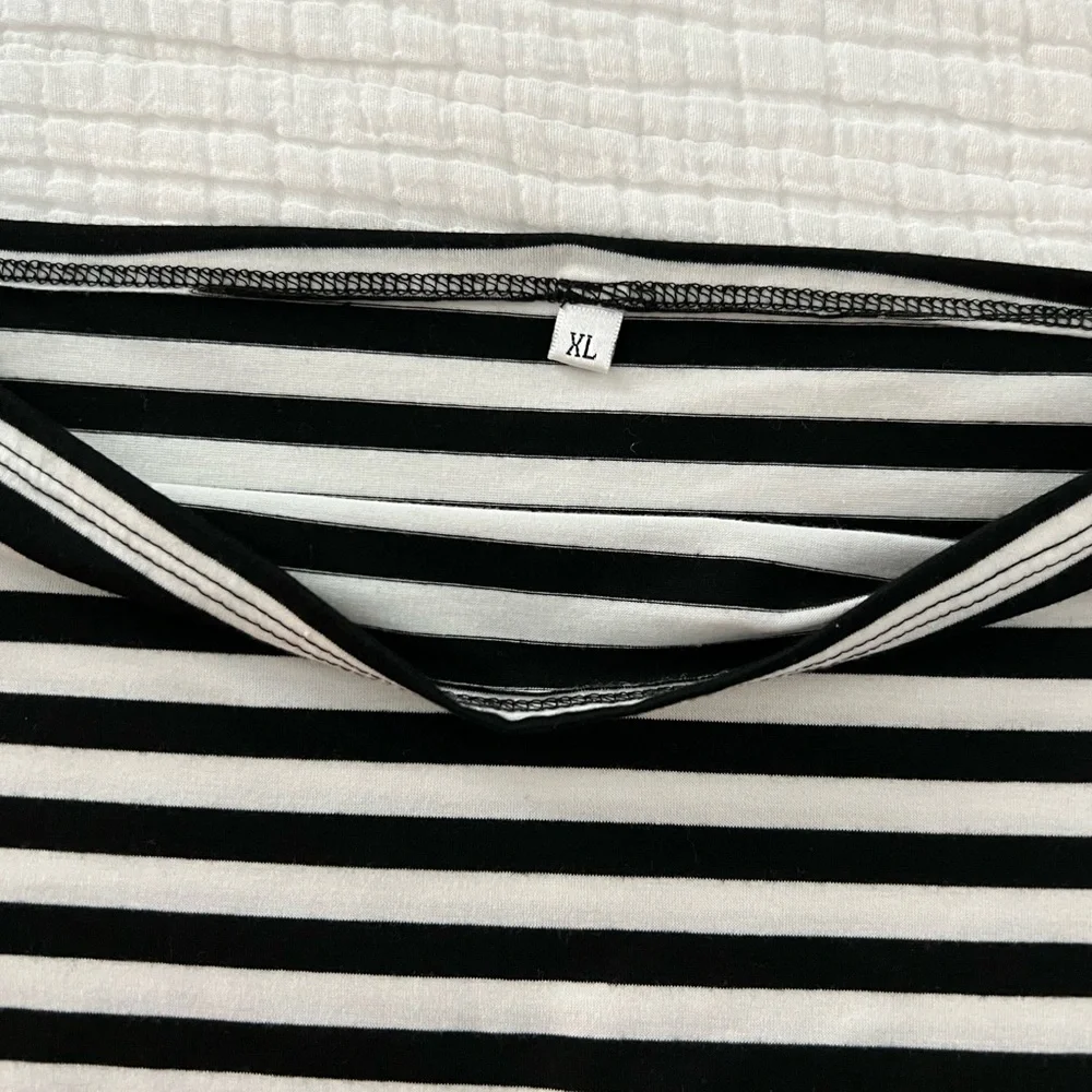 ⭐️ 3/$18⭐️ Black and White Fitted Short Sleeve Top - Picture 4 of 6
